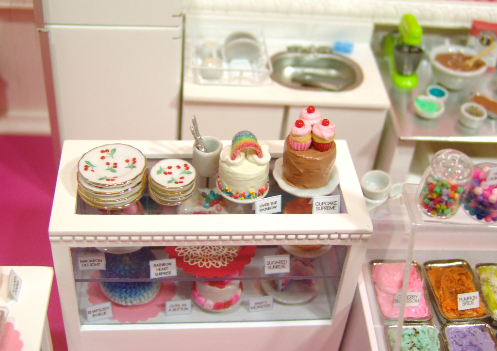 Dollhouse miniature cake case by The Mouse Market