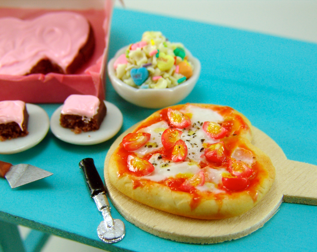 Valentine's Day pizza in dollhouse scale by The Mouse Market