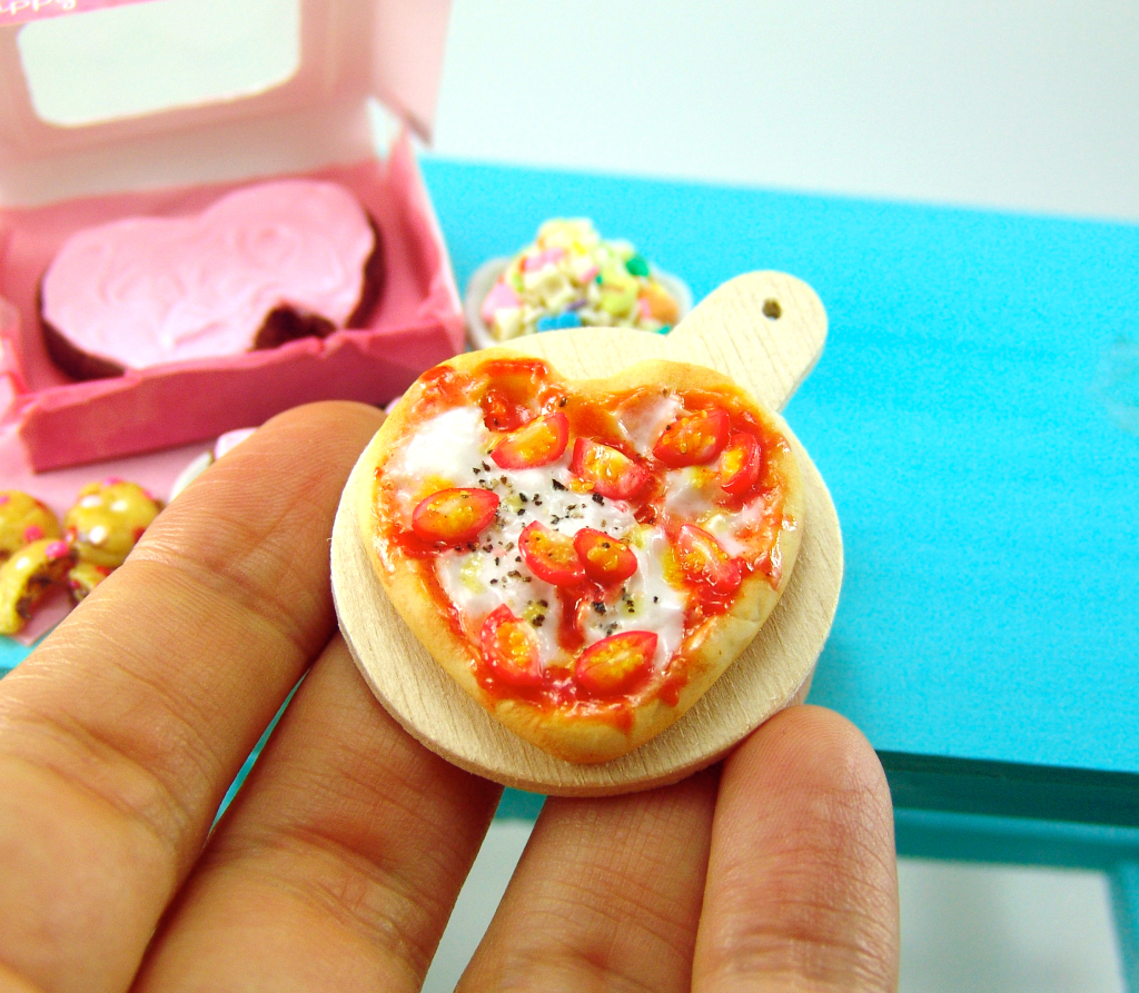 Dollhouse miniature pizza by The Mouse Market