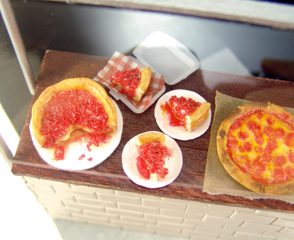 Dollhouse miniature pizza by The Mouse Market