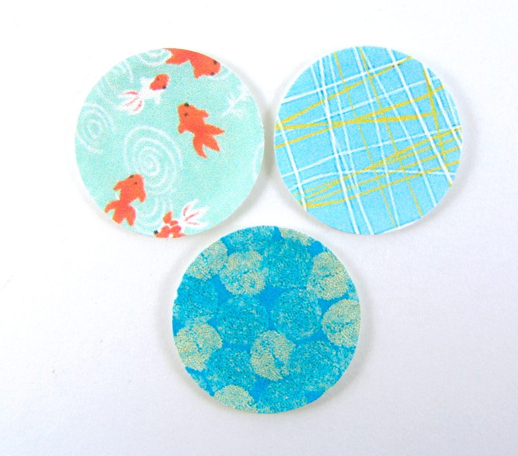 Dollhouse miniature paper plates in 1/12 scale