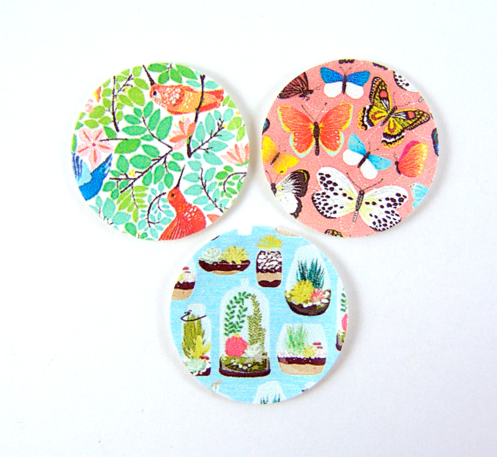 Dollhouse miniature paper plates in 1/12 scale