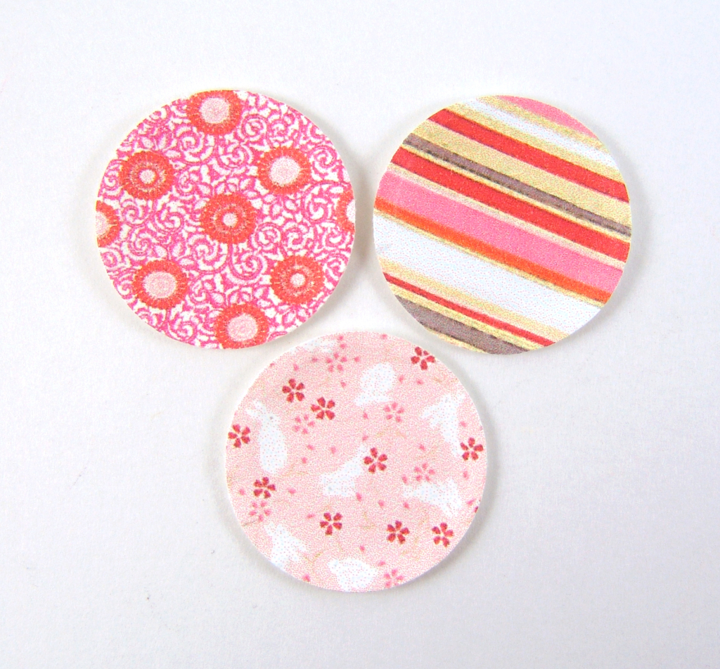 Dollhouse miniature paper plates in 1/12 scale