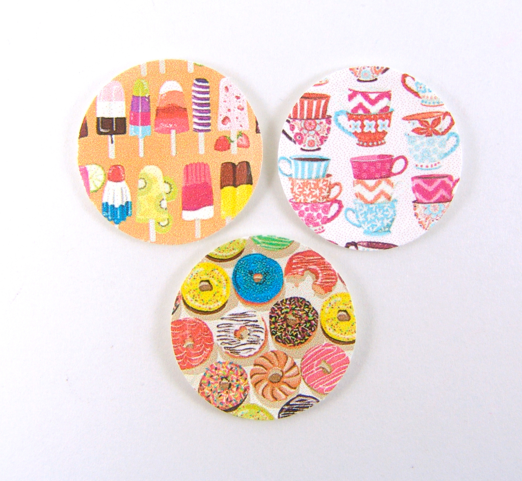 Dollhouse miniature paper plates in 1/12 scale