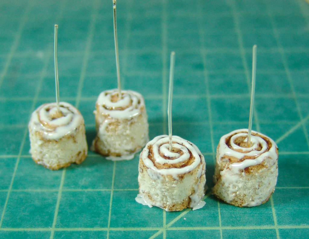 Making miniature cinnamon rolls with The Mouse Market